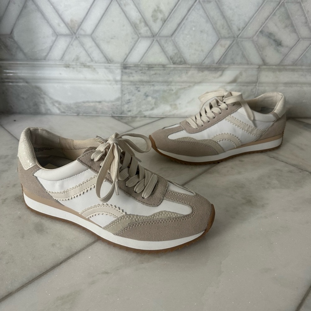 NWOT Size 8 Dolce Vita Emely Leather Sneakers